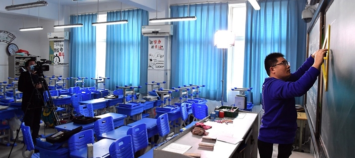 Zhao Chuanliang, profesor de Física, da un curso en línea a sus alumnos de la escuela experimental Henan, en Zhengzhou, provincia de Henan, domingo.. © LI JIANAN/XINHUA