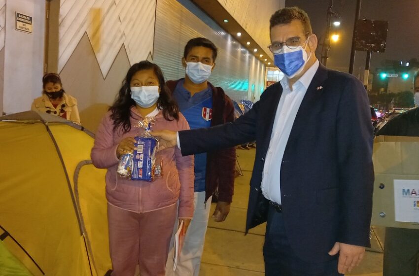 Israel entrega loncheras para familiares de pacientes del hospital del Niño