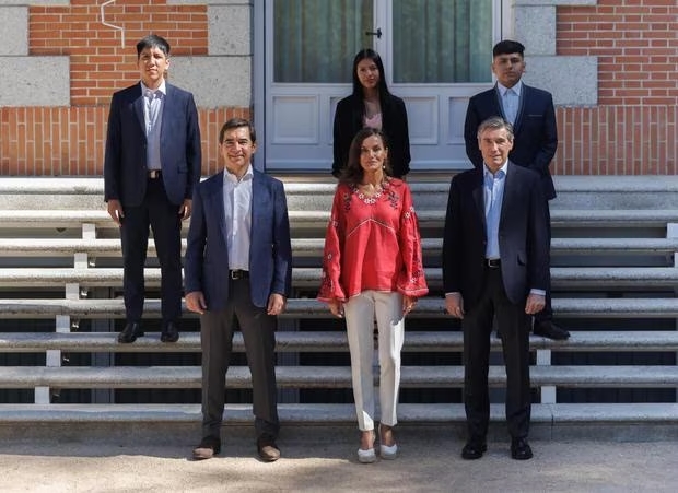  Reina de España recibe a estudiantes peruanos ganadores de becas universitarias