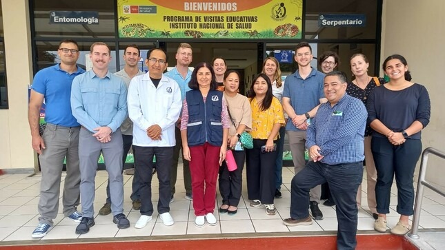  Estudiantes de las Fuerzas Armadas de los EE.UU. visitan el serpentario